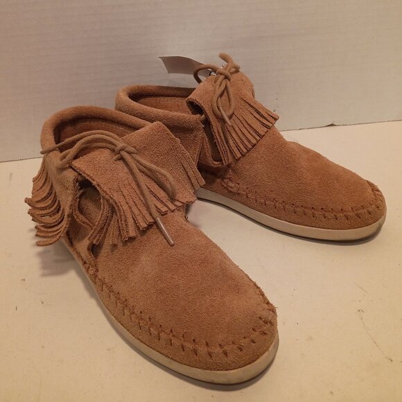 NWT MINNETONKA Classic Tan Suede Fringed Moccasins Women's Sz 6 - Picture 1 of 11